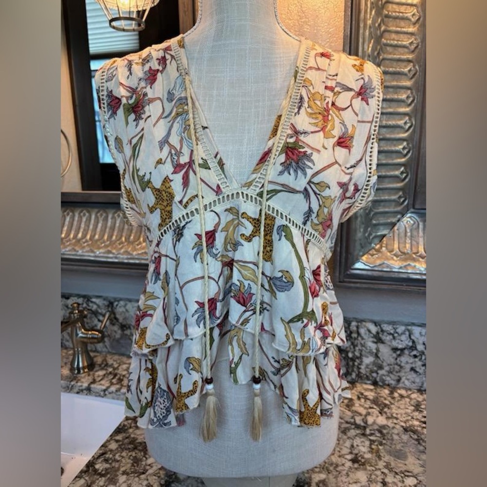Z&L Europe Floral Sleeveless Top size large, fits medium or small